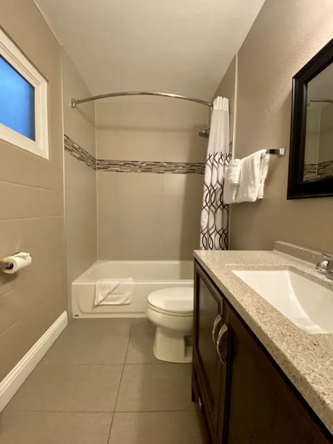 Standard Double Room | Bathroom | Combined shower/tub, hydromassage showerhead, hair dryer, towels