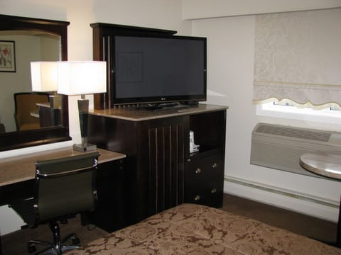 Standard Room, 1 Queen Bed | Room amenity