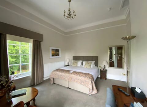 Manor Suite | In-room safe, desk, iron/ironing board, free WiFi