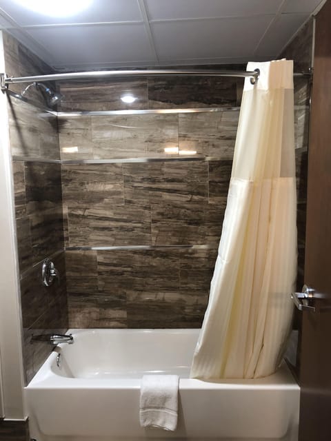 Standard Room | Bathroom | Shower, towels