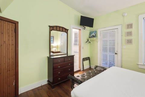 Third Floor Bedroom 7 - King