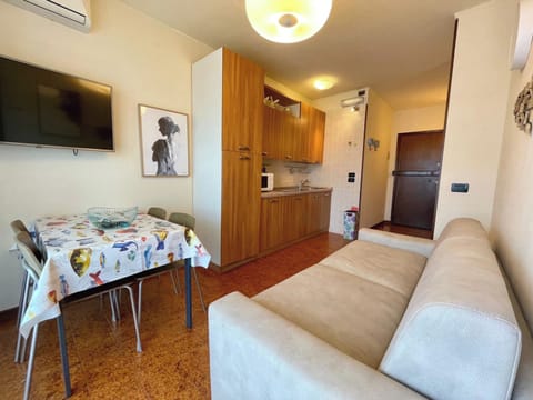 Studio, 1 Bedroom, Balcony, Pool View | Living area