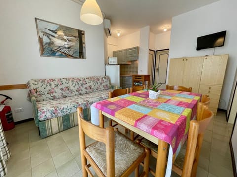 Apartment, 2 Bedrooms, Terrace, Garden View | Dining room