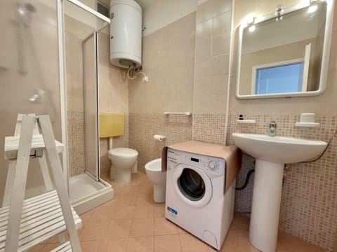 Apartment, 1 Bedroom, Balcony, Ocean View | Bathroom amenities