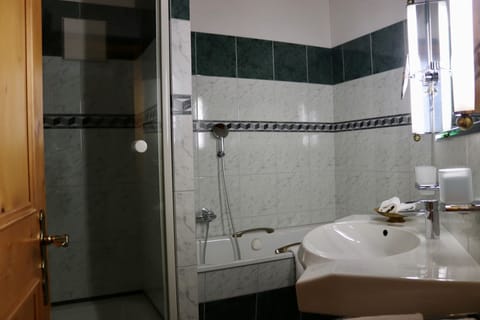Apartment South with 1 Bedroom and Balcony | Bathroom | Hair dryer, bathrobes, slippers, towels