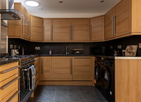 House | Private kitchen | Fridge, microwave, oven, stovetop