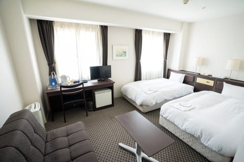 Superior Twin Room, Non Smoking | Desk, laptop workspace, free WiFi, bed sheets