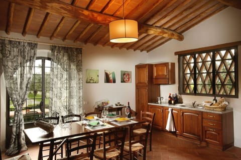 agriturismo-la-papessa-chianti-san-donato-multipropriet-mirtus-diningroom-kitchen