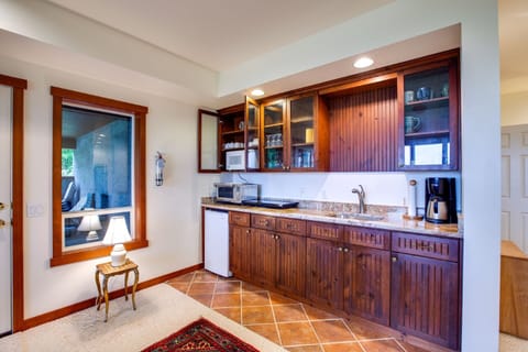 Apartment (3 Bedrooms) | Private kitchenette | Fridge, microwave, stovetop, coffee/tea maker