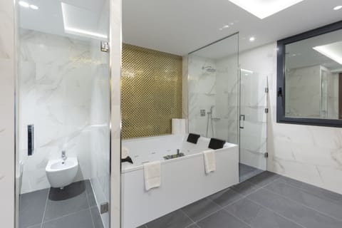 Royal Suite | Bathroom | Free toiletries, hair dryer, towels, soap