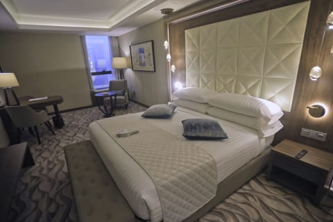Royal Suite | Hypo-allergenic bedding, minibar, in-room safe, desk