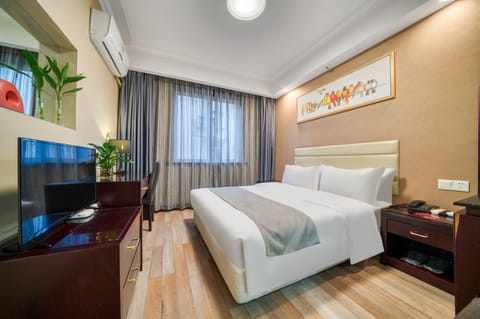 Deluxe Room, 1 Double Bed | In-room safe, desk, laptop workspace, blackout drapes