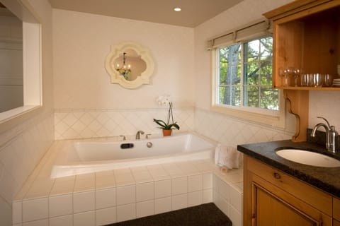 Family Cabin | Jetted tub