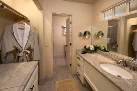 Premium Double Room | Bathroom | Hair dryer, towels