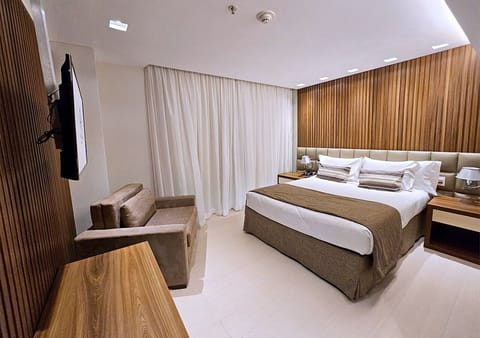 Suite Master | Minibar, in-room safe, blackout drapes, iron/ironing board