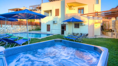 Big outdoor Hot tub for 8 people next to the swimming pool