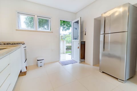 Apartment | Private kitchen | Oven, stovetop, cookware/dishes/utensils