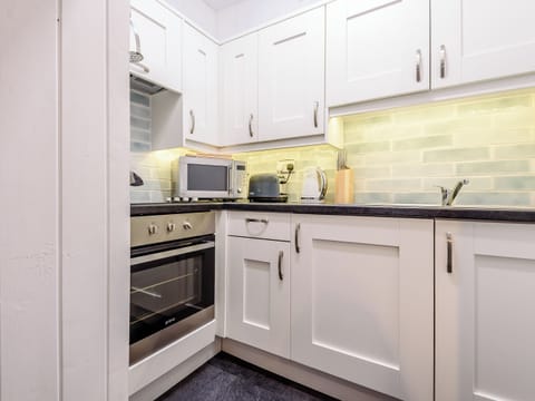 Well-equipped fitted kitchen | Pebble Cottage - Aberlovely Holidays, Aberdovey