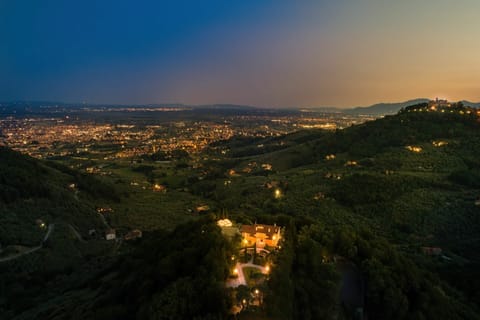 Atmosphere, Sky, Ecoregion, Afterglow, Dusk, Mountain, Sunset, Natural Landscape, Atmospheric Phenomenon, Sunrise
