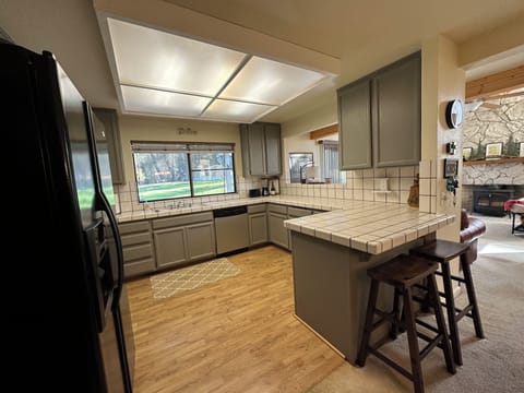 Spacious and fully equipped kitchen.