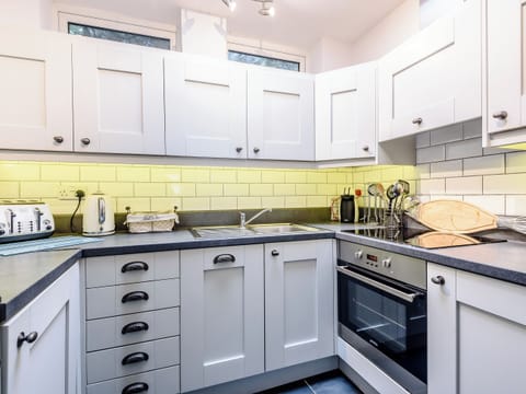 Well-equipped fitted kitchen | Sunny Shores - Aberlovely Holidays, Aberdovey
