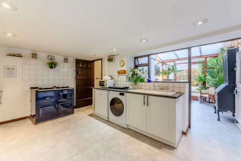 Summer Hayes Kitchen - StayCotswold