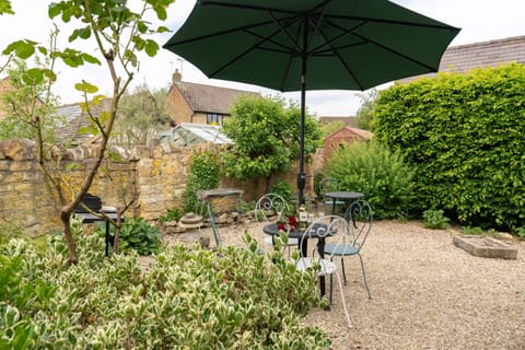 Summer Hayes Garden - StayCotswold