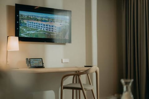 Hypo-allergenic bedding, in-room safe, desk, soundproofing