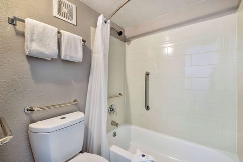 Combined shower/tub, towels