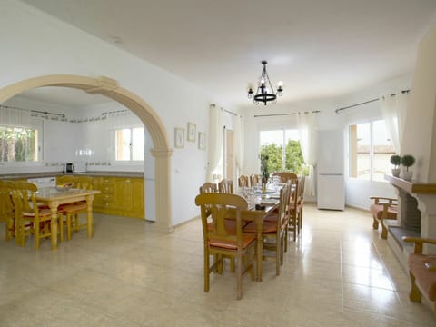 Table, Furniture, Property, Chair, Wood, Houseplant, Kitchen & Dining Room Table, Interior Design, Hall, Floor