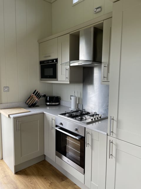 Kitchen,
Electric oven
Gas hob
Microwave