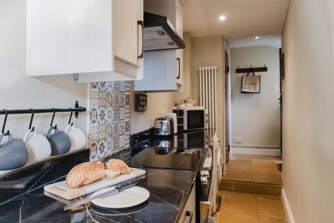 Cobblers Cottage Kitchen - StayCotswold