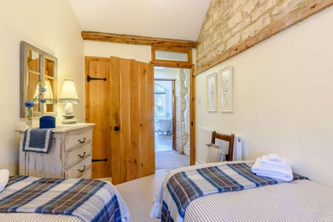Rose Tree Cottage Twin Room - StayCotswold