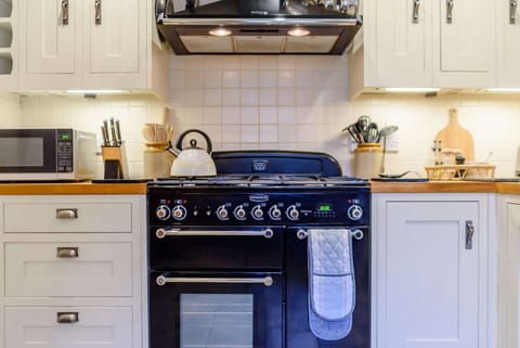 Rose Tree Cottage Kitchen - StayCotswold
