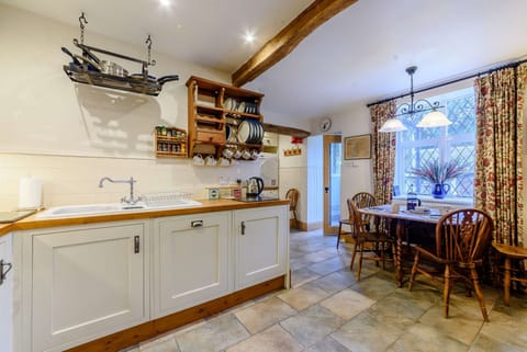 Rose Tree Cottage Kitchen - StayCotswold