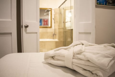 Comfort Townhome | In-room safe, iron/ironing board, free WiFi, bed sheets