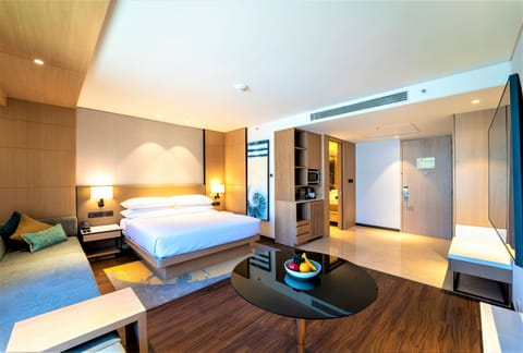 Executive Room, 1 King Bed, City View | Premium bedding, minibar, in-room safe, individually decorated