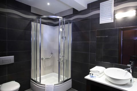 Triple Room | Bathroom | Shower, hair dryer, towels