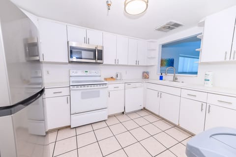 Apartment, Multiple Beds, Ocean View | Private kitchen | Mini-fridge, microwave, coffee/tea maker, toaster oven