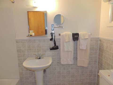 Room | Bathroom | Combined shower/tub, free toiletries, hair dryer, towels