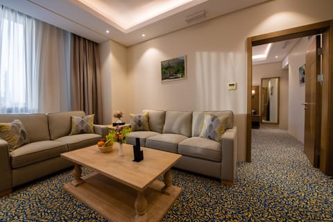 Deluxe Studio Suite | Living room | 42-inch LCD TV with digital channels, TV