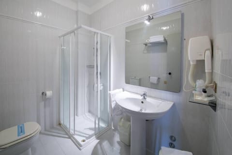 Deluxe Double or Twin Room | Bathroom | Slippers, bidet, towels