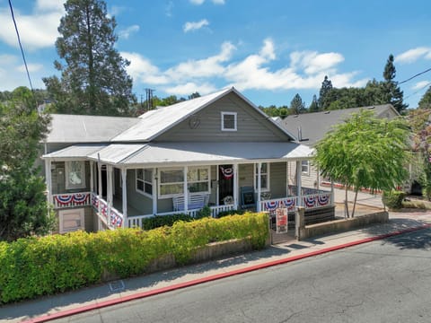 While it may look small from the street, this 4/2 is shockingly big!