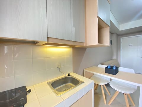 Room | Private kitchen | Fridge, stovetop, cookware/dishes/utensils