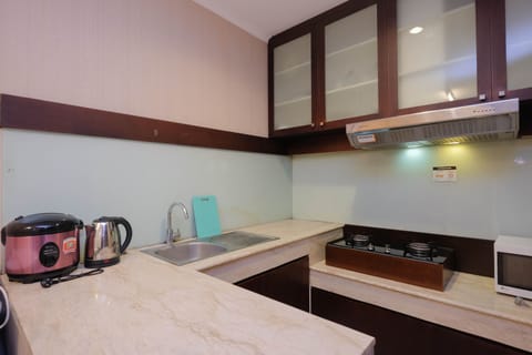 Room | Private kitchen | Fridge, stovetop, cookware/dishes/utensils