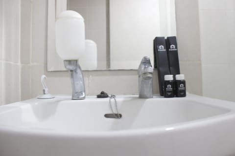Room | Bathroom | Shower, free toiletries, towels, shampoo