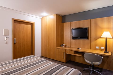 Luxury King Accessible | Desk, free WiFi, bed sheets