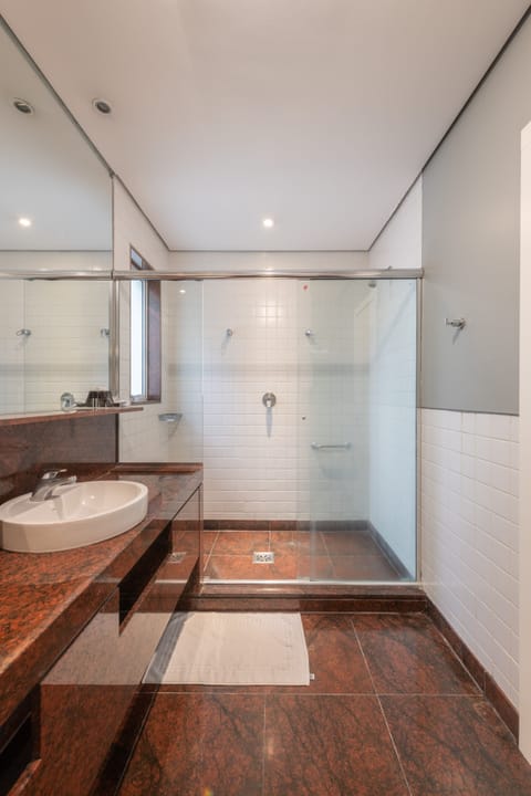 Deluxe Triple Room | Bathroom | Shower, rainfall showerhead, hair dryer, towels