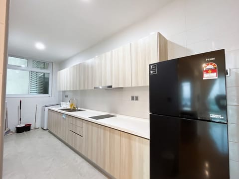 Luxury Room | Private kitchen | Full-size fridge, microwave, oven, stovetop