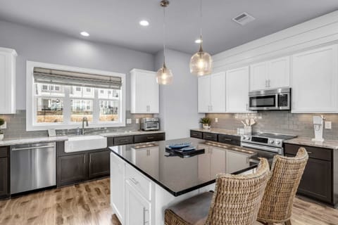 Fully stocked kitchen!